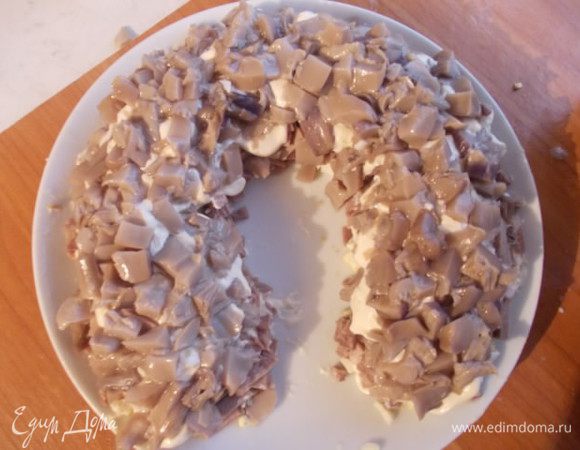 Затем выложить слой грибов и тоже смазать майонезом.