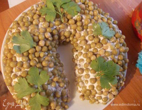 Послезним слоем выложить горошек и украсить по желанию.