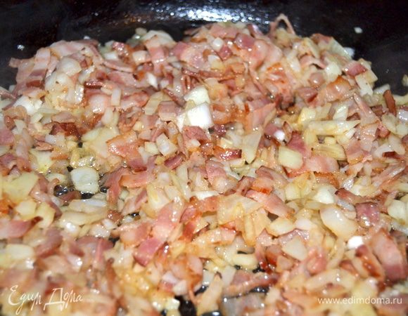 Бекон в оригинальном рецепте указывается в виде 8 ломтиков (не знаю сколько это в граммах) Нарезать бекон и обжарить на раскаленном масле до легкого похрустывания. Добавить нарезанный лук (у меня белый и весит он конечно не 1 грамм) и готовить еще пару минут. Влить в сковороду бальзамический уксус или не дорогое вино и прогреть все хорошенько, соскребая все, что прижарилось ко дну. Переложить на тарелку и остудить.