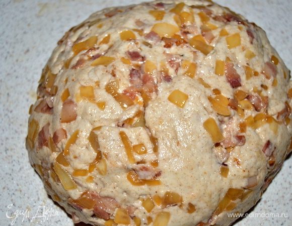 Стараемся соединить всё равномерно. Затем делаем шар и перекладываем в посыпанную мукой миску и накрываем полотенцем. Оставляем на час в теплом месте, без сквозняков.