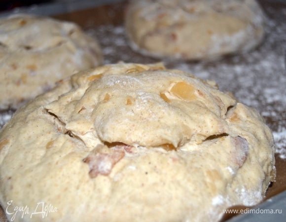 Шарики за это время значительно увеличатся в размере. Ножницами делаем надрезы на верхушке булок, чтобы газам было куда выходить и булки не разорвало вовремя выпекания, в произвольном направлении. Духовка к этому моменту разогрета до 250 гр.