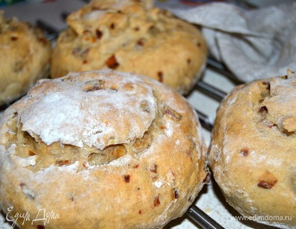 Из пульверизатора обрызгать духовку и быстро загрузить булки на противень или камень. Температуру сразу уменьшаем до 220 гр. и выпекаем 5 минут. Затем уменьшаем еще до 190 гр. и продолжаем печь еще минут 15. Остужаем на решетке. Готовый хлеб издает гулкий, пустой звук при постукивании по дну.