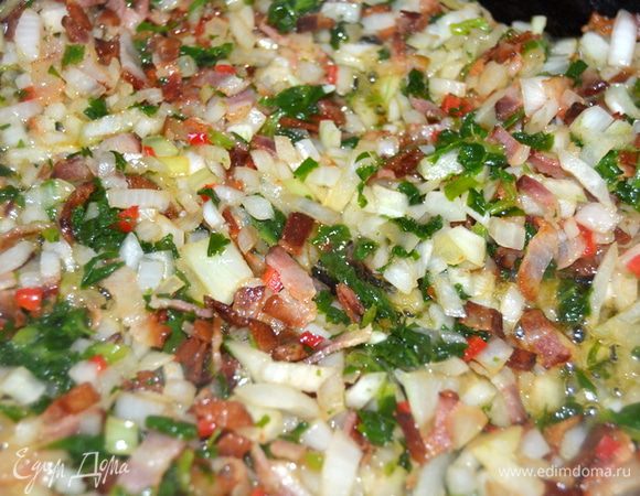 Это мои эксперименты. Бекон, лук, шпинат, перчик чили.