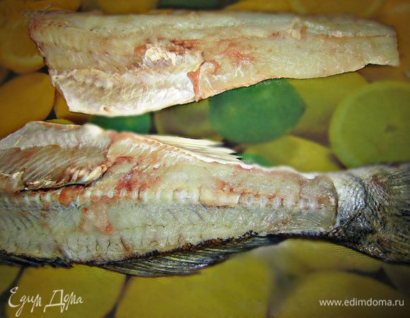 Рыбу почистить, помыть, отделить от костей.