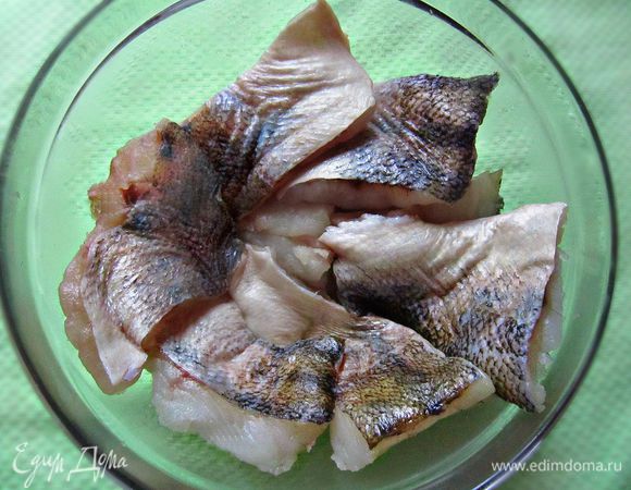 Филе рыбы разрезать на небольшие порционные куски. Посолить, поперчить.