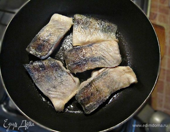 Слегка обвалять рыбу в муке, дать постоять 2 мин, чтобы мука впиталась. Нагреть в сковороде растительное масло и быстро обжарить кусочки рыбы с двух сторон по 2 мин, слегка подрумянив.