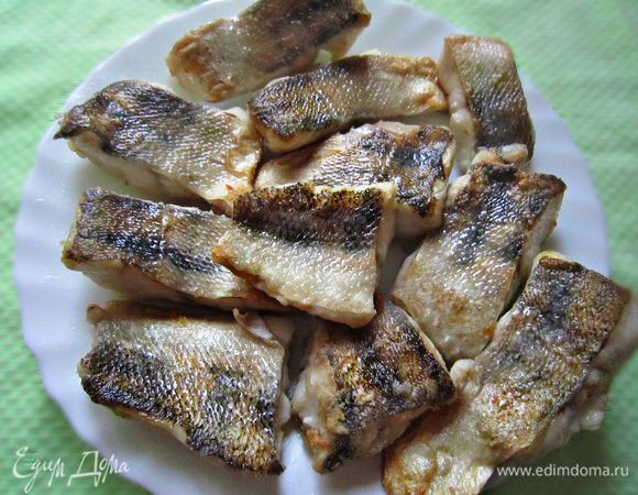 Выкладываем обжаренную рыбу на тарелку и тем временем готовим соус.