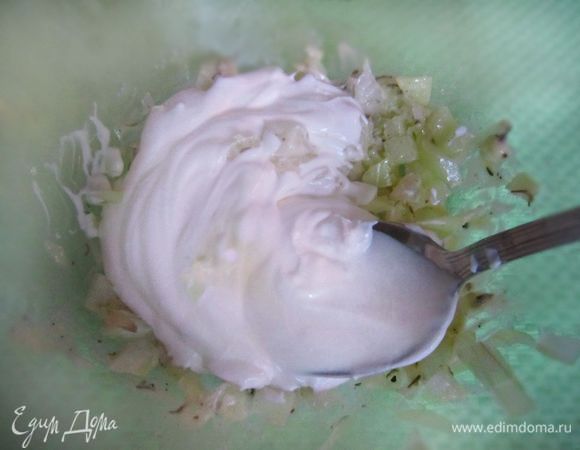 Смешайте сметану, размягчённое сливочное масло, нарезанный мелкими кубиками репчатый лук, тмин. Немного подсолить и добавить перец. Всё тщательно перемешать.