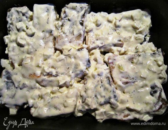 Форму для запекания смазать растительным маслом, выложите рыбу и полейте приготовленным соусом. Поставьте в разогретую до 180г духовку на 20-25 мин.