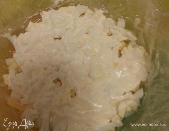 Следующий слой - рубленые яйца, сверху слой чесночного майонеза.