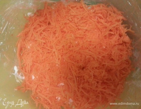 Следующий слой - сырая морковь, натертая на средней терке. Майонезом не промазываем.