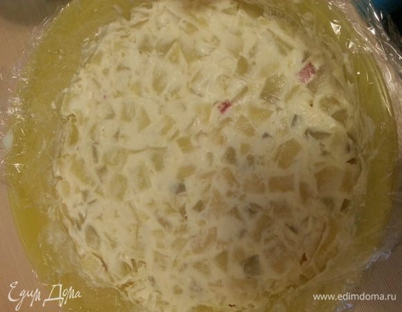 Отварной картофель нарезаем кубиком, смешиваем с чесночным майонезом, выкладываем в чашу.