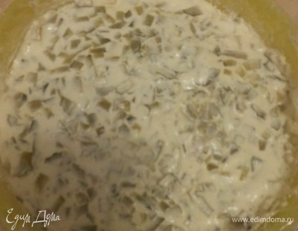 Последний слой - оставшиеся маринованные огурцы. Немного уплотняем, закрываем чашу и отправляем в холодильник на ночь (это в идеале, сегодня получилось только на 5 часов, но этого хватило).