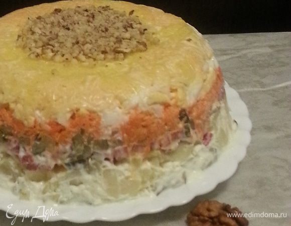 Переворачиваем чашу на блюдо, снимаем пленку, украшаем любым способом, мне позволили только посыпать рублеными грецкими орехами и быстро сфотографировать, тут же забрали и начали есть.