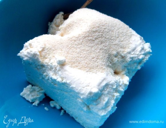 В творог добавляем манку.