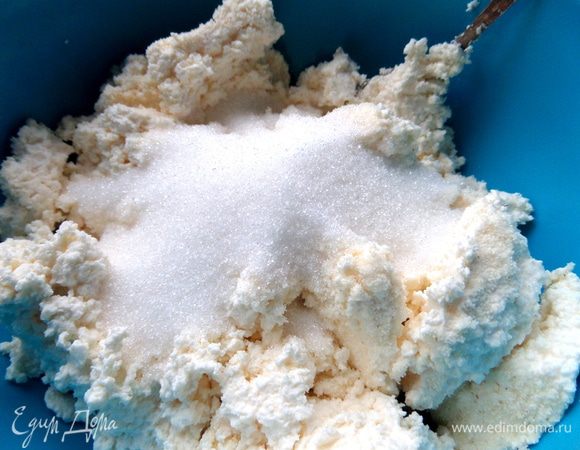 Сахар и ваниль. Количество сахара тоже зависит от творога, на сколько он кислый или нет.