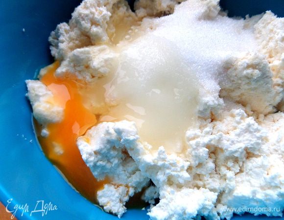 Крупное яйцо вбить.