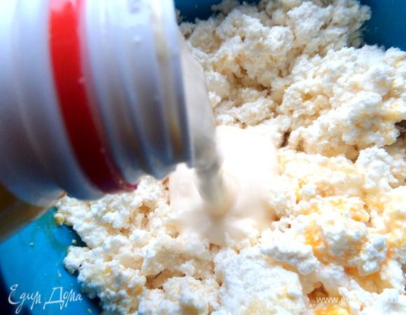 Для жидкости я взяла ванильный йогурт... Количество зависит от плотности творога. У меня был очень плотный, который надо разбивать на частички.