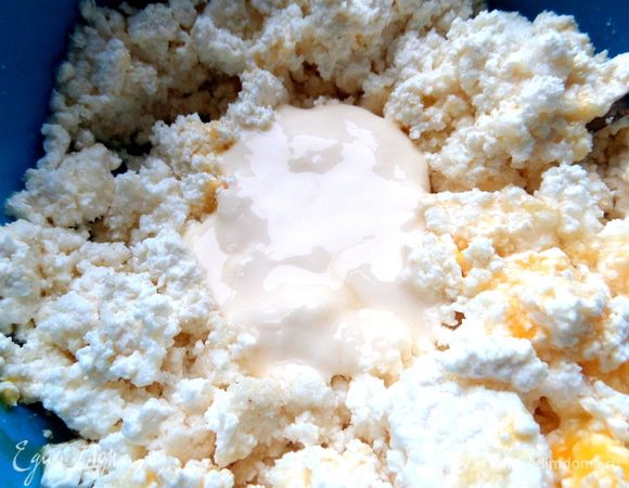 Тщательно перемешиваем, чтобы получить тестообразную структуру.