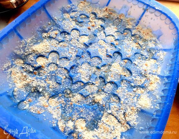 Силиконовую форму смазываем обильно растительным маслом, посыпаем сухарями.