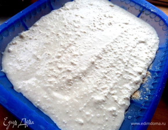 Выливаем всё тесто и отправляем немного запечься-схватиться минут 10.