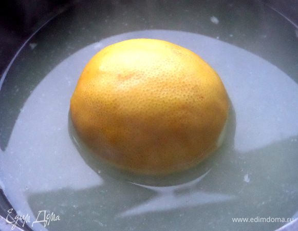 Для верхнего слоя нужен варёный лимон! По рецепту надо варить его три раза. каждый раз сливая воду, чтобы убрать горечь в кожуре, но я варила один раз около 10 минут и горечи не было на вкус.