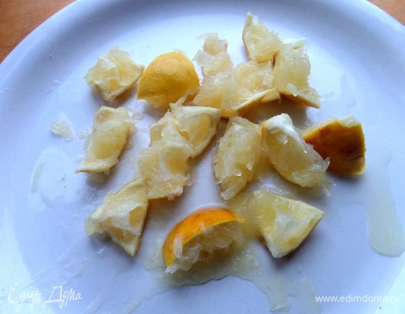 Остудить и нарезать лимон на части.