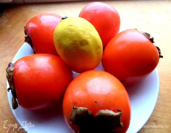 Хурму выбираем самую спелую и даже переспелую.