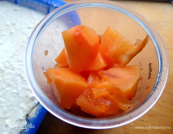 Делим на части и помещаем в блендерную чашу.