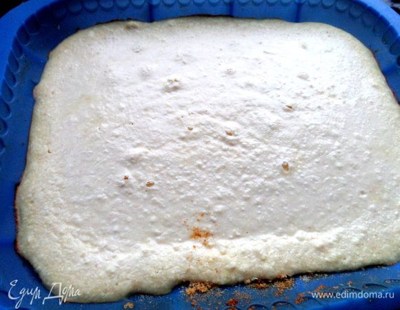 Вынимаем схватившийся творожный слой.