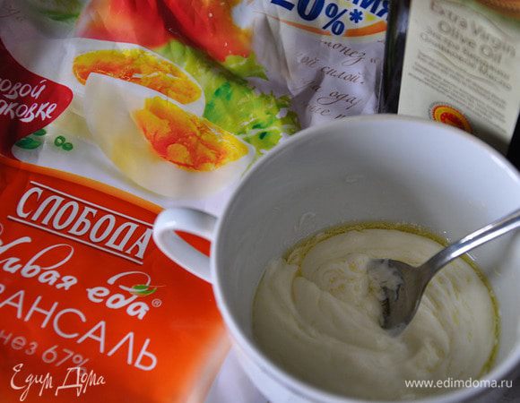 Семгу запечь в духовке при 180 гр около 20-25 минут. Огурец нарезать соломкой. Сыр натереть на терке. Приготовить заливку: смешать майонез и масло.