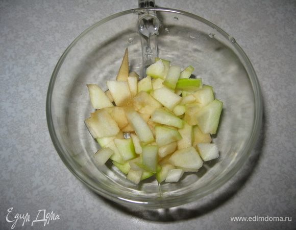 Моем все фрукты.
1-й слой: нарезаем кубиками яблоко.