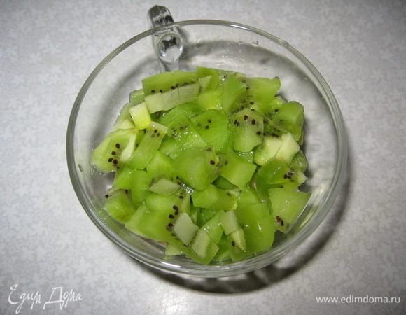 2-й слой: чистим и режим киви кубиками.