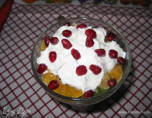 Сверху поливаем густым йогуртом без наполителя и посыпаем зернами граната.
Легкий и вкусный салат готов. Приятного аппетита!