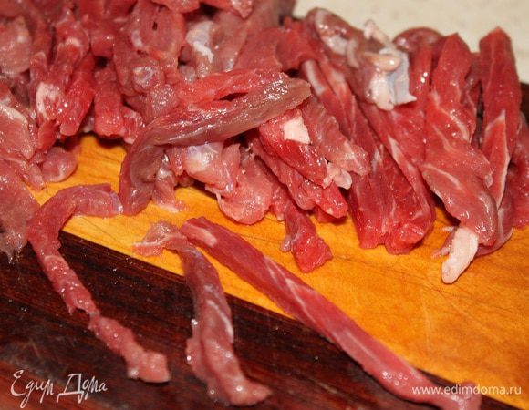 Телятину в подмороженном виде сначала режем на тонкие пластины, а потом тонкой соломкой. Добавляем паприку, соль, перец и хорошо все перемешиваем.