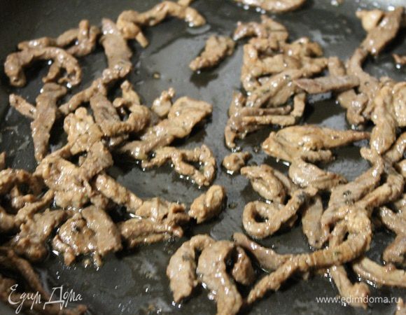 Обжариваем на сильном огне 3-5 минут до готовности.