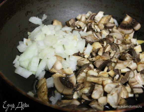 Грибы и половинку лука режем мелкими кубиками, и обжариваем до золотистого цвета. Посолить и поперчить по вкусу.