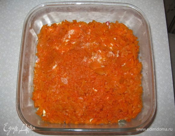 2-й слой: измельчаем вареную морковку.