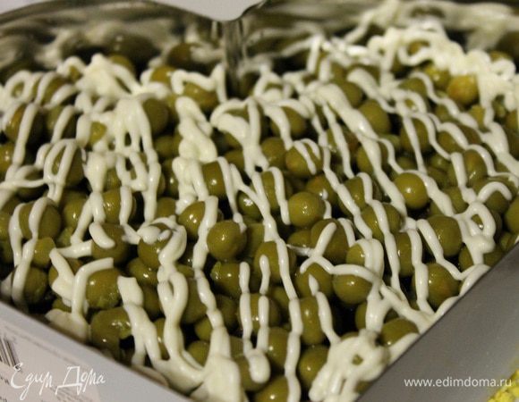 Половина баночки горошка, сверху сеточка из майонеза...