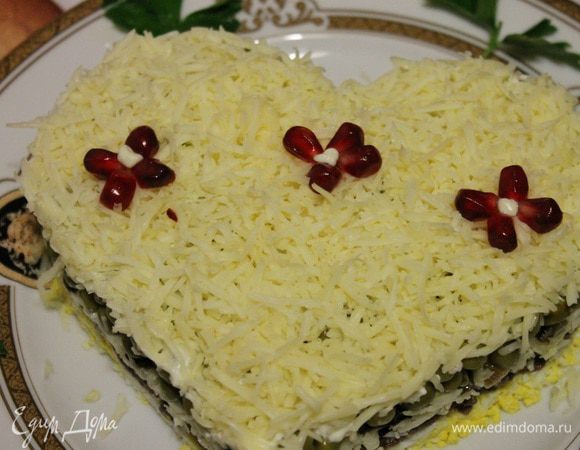 Последним слоем сыр потертый на мелкой терке, украшаем по желанию, и отправляем в холодильник лучше всего на ночь.