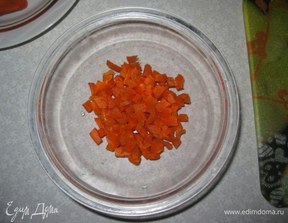1-й слой: мелкими кубиками нарезаем вареную морковь.