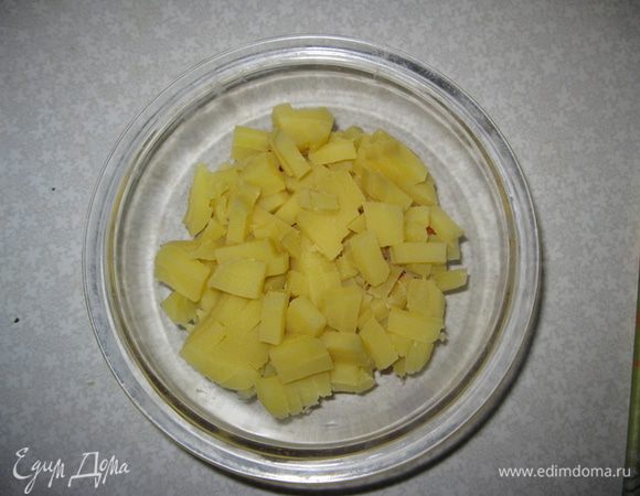 2 слой: чистим картофель в мундире и нарезаем кубиками.