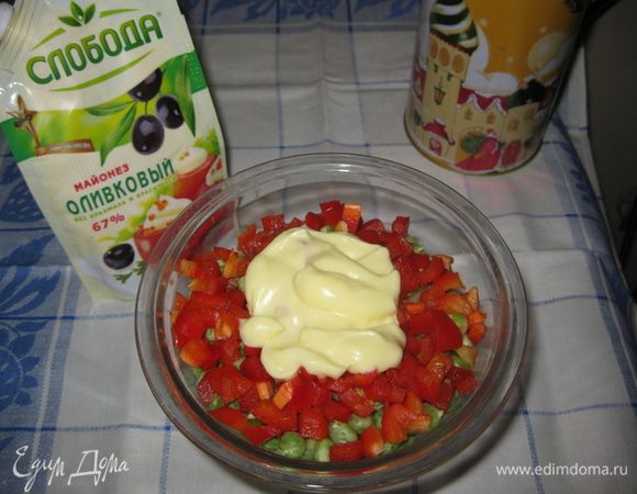 На верх выкладываем оливковый майонез "Слобода" и подаем к столу.
