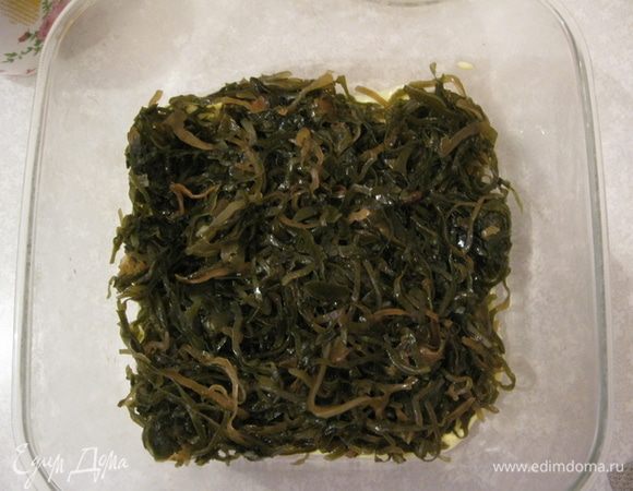 1-м слоем выкладываем морскую капусту.