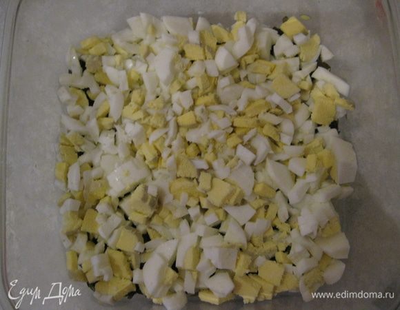 2-й слой: порезаные кубиками вареные яйца.