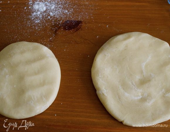 Разделить тесто на две части, одну бОльшего, другую меньшего размера... БОльшую часть теста раскатать и выложить в форму для пирога (22 см). Вторую часть теста можно пока завернуть в пленку и положить в холодильник. 