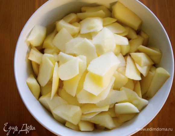 Яблоки очистить от кожуры и нарезать небольшими кусочками. Я обычно использую смешанные сорта яблок... 2-3 яблока сорта Гренни Смит, и еще 2 более сладковатых яблока. Сбрызнуть яблоки лимонным соком. Духовку включить на 190 С.