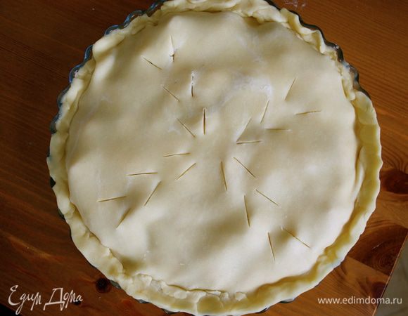 Раскатать оставшуюся часть теста в тонкий пласт и накрыть им начинку. Края защипнуть и по желанию украсить. На поверхности пирога сделать небольшие надрезы. 