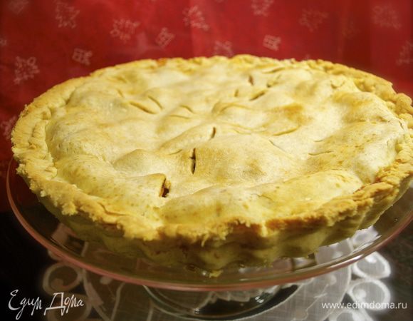 Готовый пирог достать из духовки и остудить на решетке. Остывший пирог переложить на сервировочное блюдо.