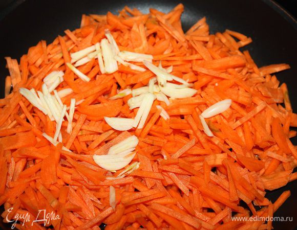 Морковь и чеснок нарезать соломкой и обжарить на растительном масле.